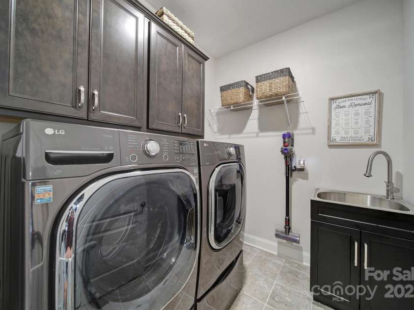 5424 Tilley Manor Drive, Matthews, NC 28105.  MLS# CAR4267826, YatesRealty ID 24071. 