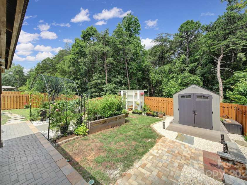 5424 Tilley Manor Drive, Matthews, NC 28105.  MLS# CAR4267826, YatesRealty ID 24071. 