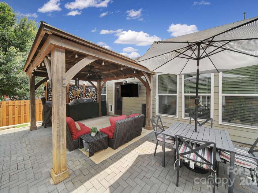 5424 Tilley Manor Drive, Matthews, NC 28105.  MLS# CAR4267826, YatesRealty ID 24071. 