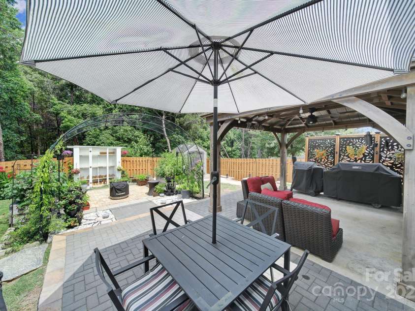 5424 Tilley Manor Drive, Matthews, NC 28105.  MLS# CAR4267826, YatesRealty ID 24071. 