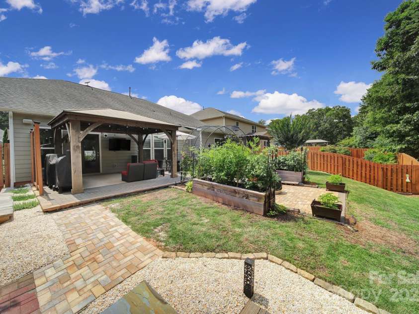 5424 Tilley Manor Drive, Matthews, NC 28105.  MLS# CAR4267826, YatesRealty ID 24071. 