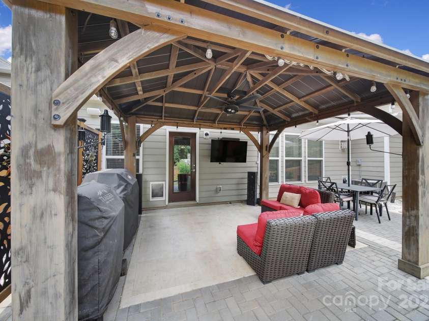 5424 Tilley Manor Drive, Matthews, NC 28105.  MLS# CAR4267826, YatesRealty ID 24071. 