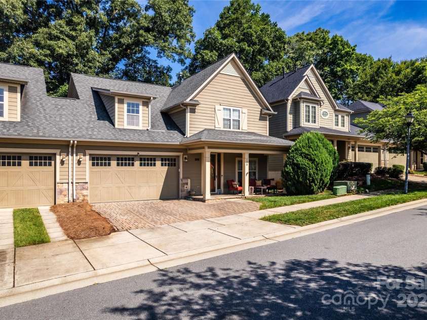 128 Aztec Circle, Mooresville, NC 28117.  MLS# CAR4267164, YatesRealty ID 24072. Easy townhome living in the heart of Mooresville