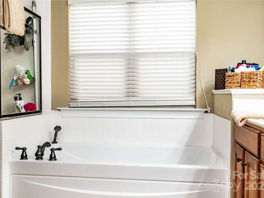 128 Aztec Circle, Mooresville, NC 28117.  MLS# CAR4267164, YatesRealty ID 24072. Garden tub in primary bath
