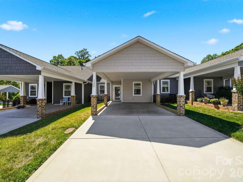 1520 28th Street Lane, Hickory, NC 28602.  MLS# CAR4384434, YatesRealty ID 24076. 