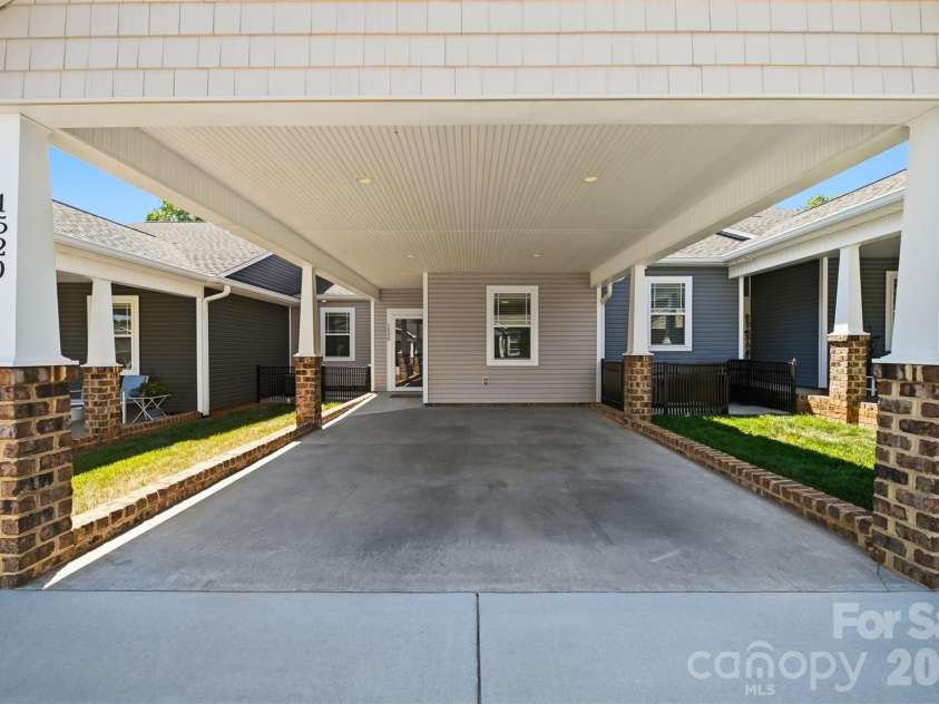 1520 28th Street Lane, Hickory, NC 28602.  MLS# CAR4384434, YatesRealty ID 24076. 