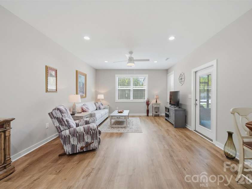 1520 28th Street Lane, Hickory, NC 28602.  MLS# CAR4384434, YatesRealty ID 24076. 