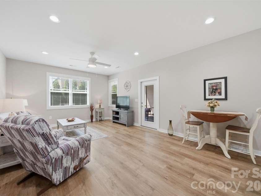 1520 28th Street Lane, Hickory, NC 28602.  MLS# CAR4384434, YatesRealty ID 24076. 