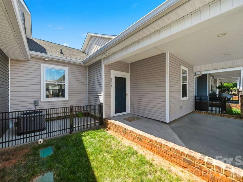 1520 28th Street Lane, Hickory, NC 28602.  MLS# CAR4384434, YatesRealty ID 24076. 