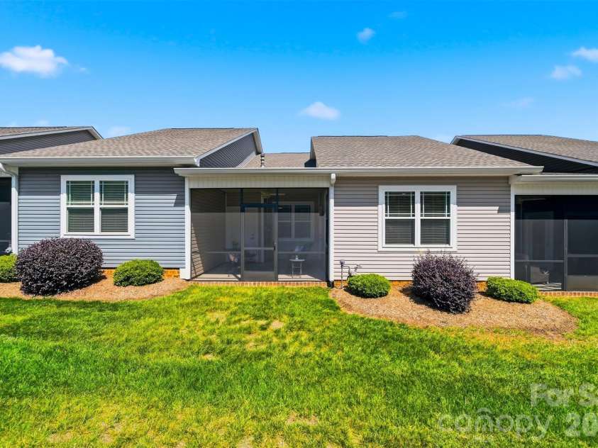 1520 28th Street Lane, Hickory, NC 28602.  MLS# CAR4384434, YatesRealty ID 24076. 