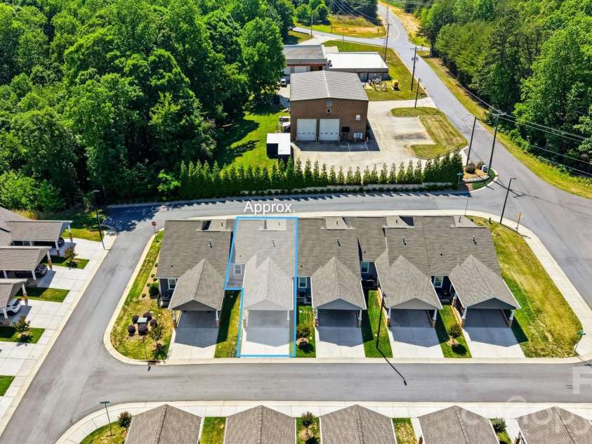 1520 28th Street Lane, Hickory, NC 28602.  MLS# CAR4384434, YatesRealty ID 24076. 