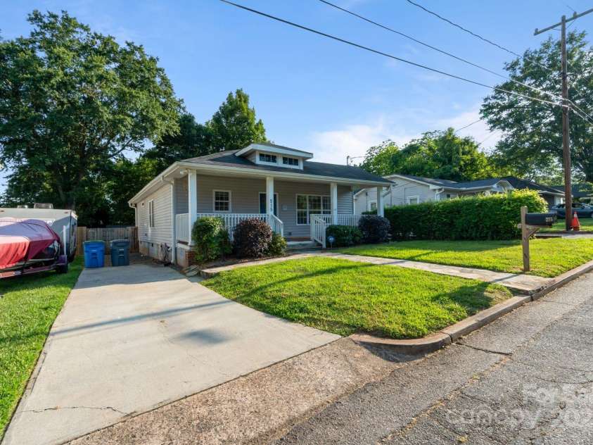 215 Cedar Street, Belmont, NC 28012.  MLS# CAR4274352, YatesRealty ID 24078. 