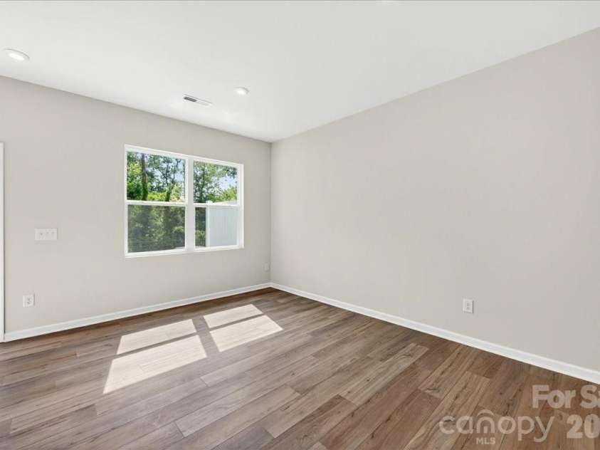 6049 Longar Lane, Charlotte, NC 28269.  MLS# CAR4384836, YatesRealty ID 24079. Dining Space