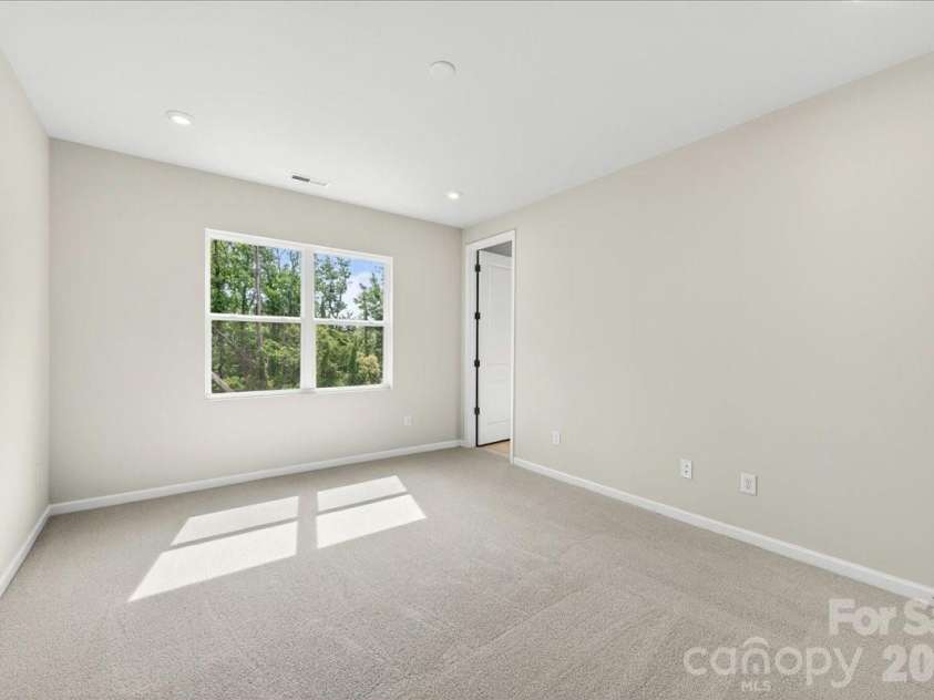6049 Longar Lane, Charlotte, NC 28269.  MLS# CAR4384836, YatesRealty ID 24079. Primary en suite