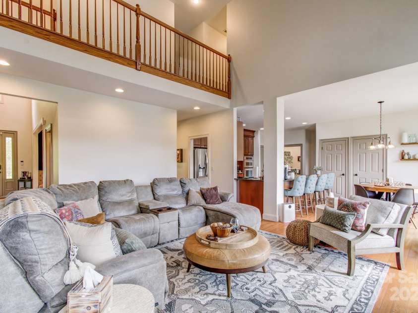 54 Mcintyre Drive, Asheville, NC 28803.  MLS# CAR4272814, YatesRealty ID 24082. 