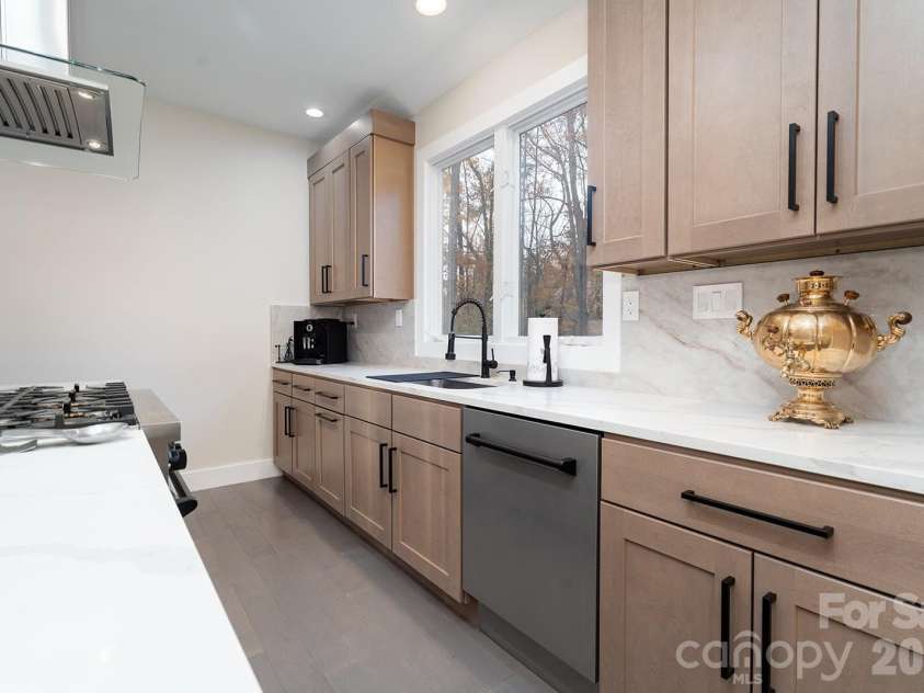 1617 Home Place, Matthews, NC 28105.  MLS# CAR4384540, YatesRealty ID 24083. Kitchen