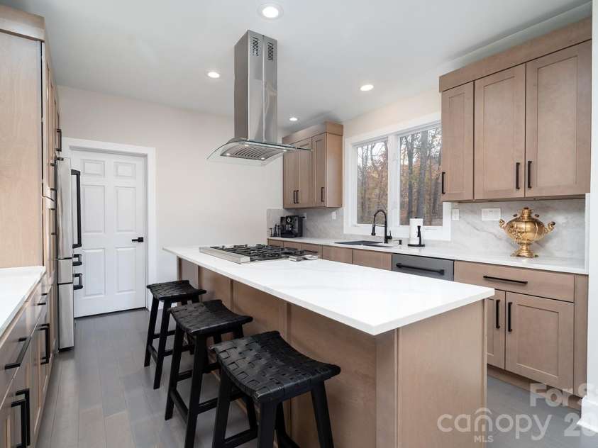 1617 Home Place, Matthews, NC 28105.  MLS# CAR4384540, YatesRealty ID 24083. Kitchen