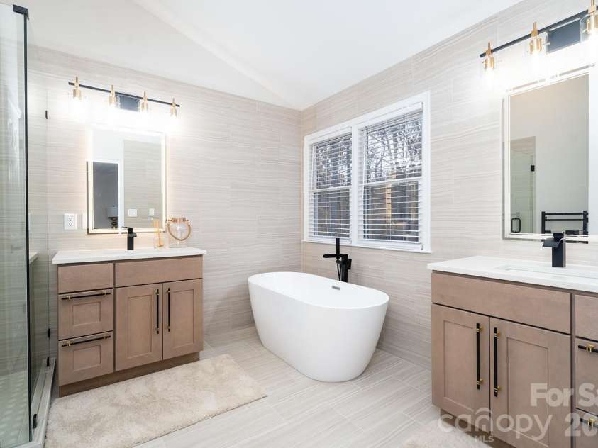 1617 Home Place, Matthews, NC 28105.  MLS# CAR4384540, YatesRealty ID 24083. Primary Bathroom