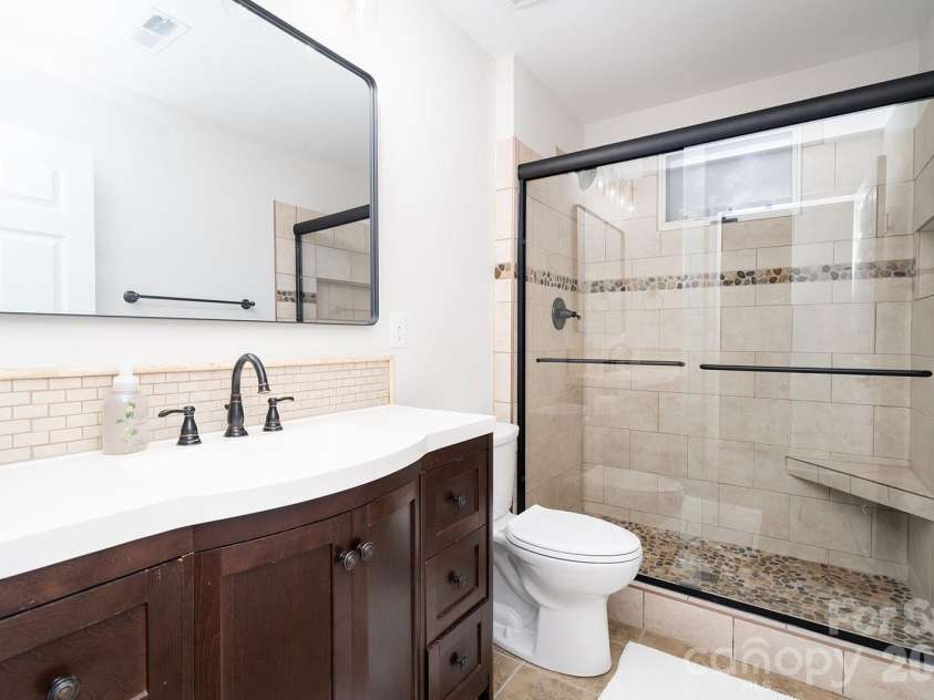 1617 Home Place, Matthews, NC 28105.  MLS# CAR4384540, YatesRealty ID 24083. Second Level Full Bath