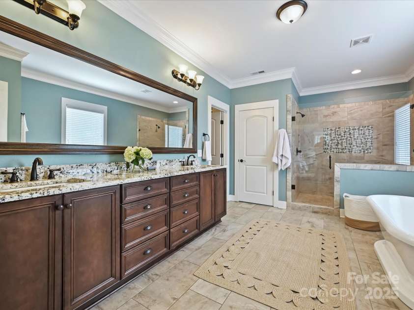 615 Welker Street, Charlotte, NC 28204.  MLS# CAR4293298, YatesRealty ID 24084. Primary Bath