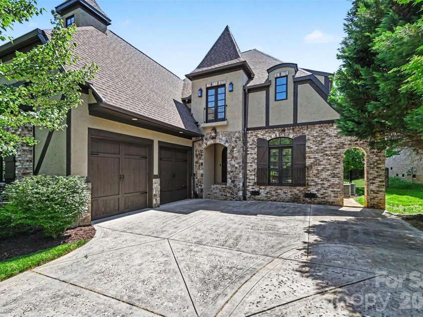 703 Sainte Rose Lane, Charlotte, NC 28226.  MLS# CAR4383723, YatesRealty ID 24084. 