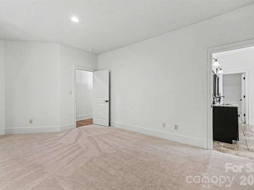 703 Sainte Rose Lane, Charlotte, NC 28226.  MLS# CAR4383723, YatesRealty ID 24084. 