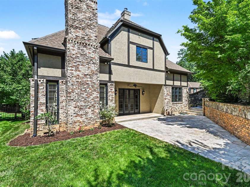 703 Sainte Rose Lane, Charlotte, NC 28226.  MLS# CAR4383723, YatesRealty ID 24084. 