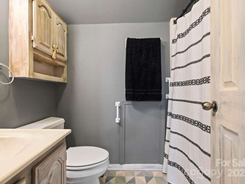 10 Kettle Creek Lane, Brevard, NC 28712.  MLS# CAR4255924, YatesRealty ID 24085. 