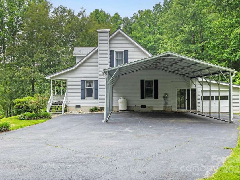 10 Kettle Creek Lane, Brevard, NC 28712.  MLS# CAR4255924, YatesRealty ID 24085. 