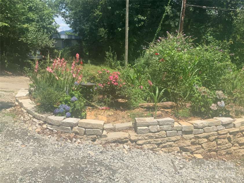 201 Spring Place Drive, Hendersonville, NC 28791.  MLS# CAR4276273, YatesRealty ID 24086. 