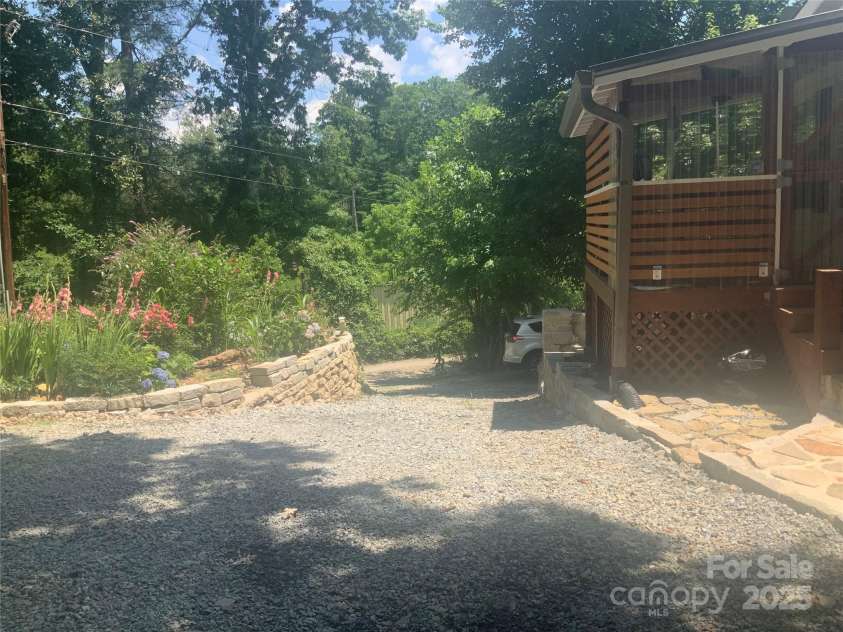 201 Spring Place Drive, Hendersonville, NC 28791.  MLS# CAR4276273, YatesRealty ID 24086. 