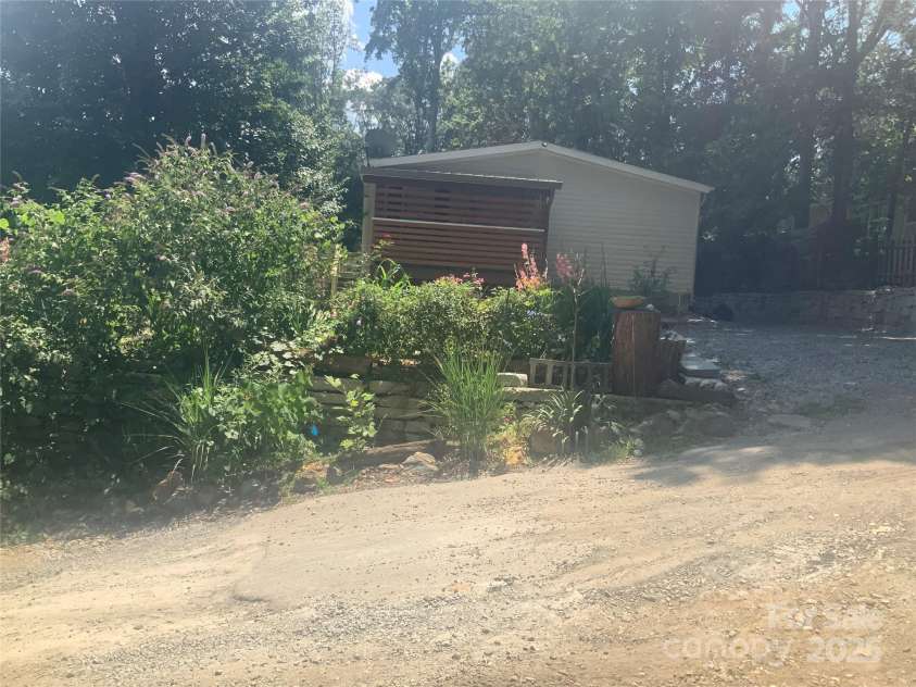 201 Spring Place Drive, Hendersonville, NC 28791.  MLS# CAR4276273, YatesRealty ID 24086. 