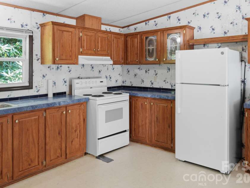 25 Glenn Lance Lane, Fairview, NC 28730.  MLS# CAR4384407, YatesRealty ID 24086. Kitchen