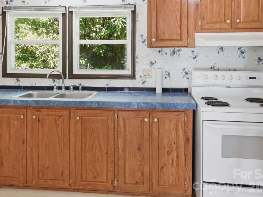 25 Glenn Lance Lane, Fairview, NC 28730.  MLS# CAR4384407, YatesRealty ID 24086. Kitchen