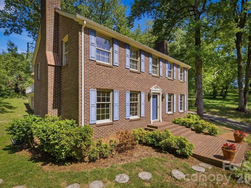 102 Woodland Drive, Morganton, NC 28655.  MLS# CAR4383576, YatesRealty ID 24088. 