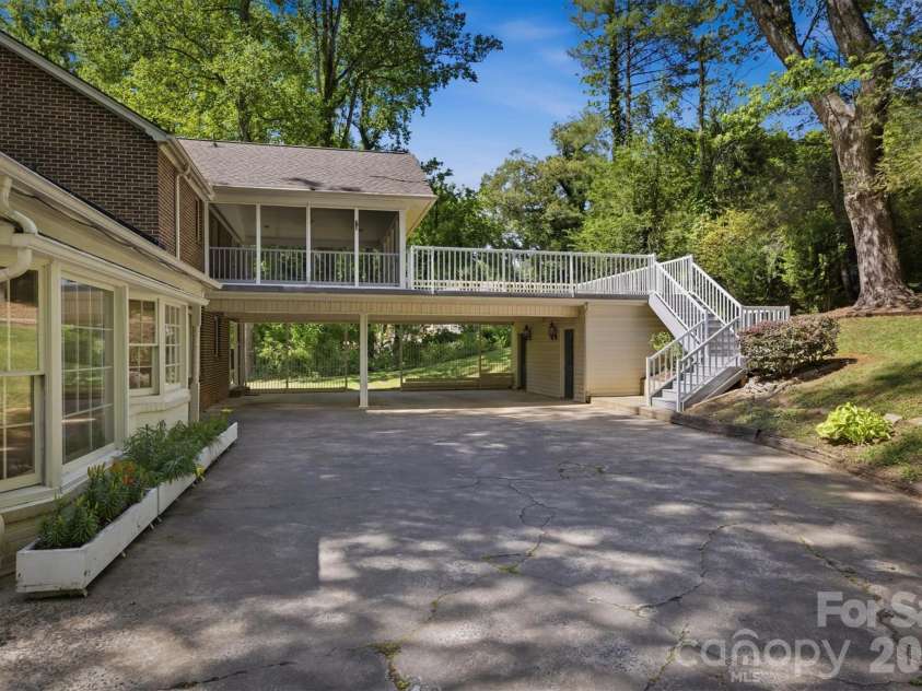 102 Woodland Drive, Morganton, NC 28655.  MLS# CAR4383576, YatesRealty ID 24088. 
