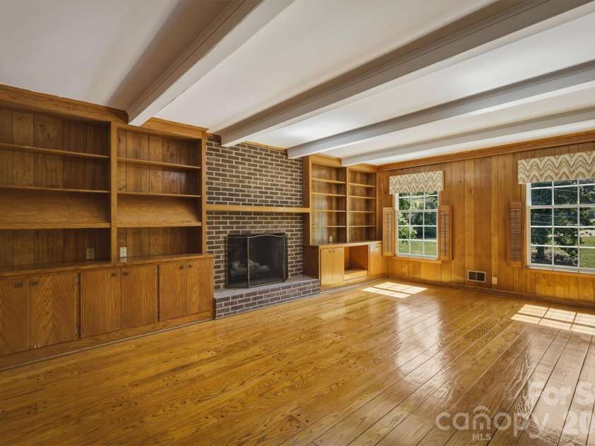 102 Woodland Drive, Morganton, NC 28655.  MLS# CAR4383576, YatesRealty ID 24088. 