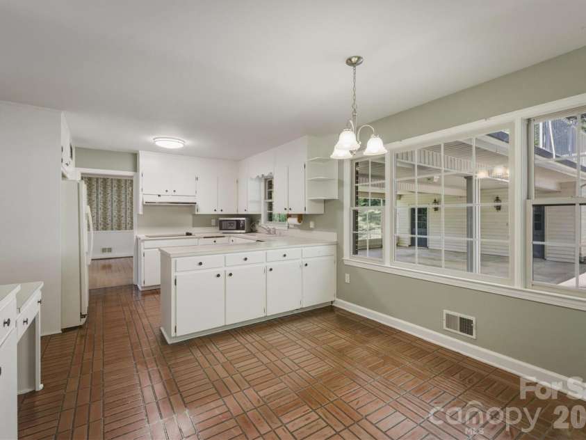 102 Woodland Drive, Morganton, NC 28655.  MLS# CAR4383576, YatesRealty ID 24088. 