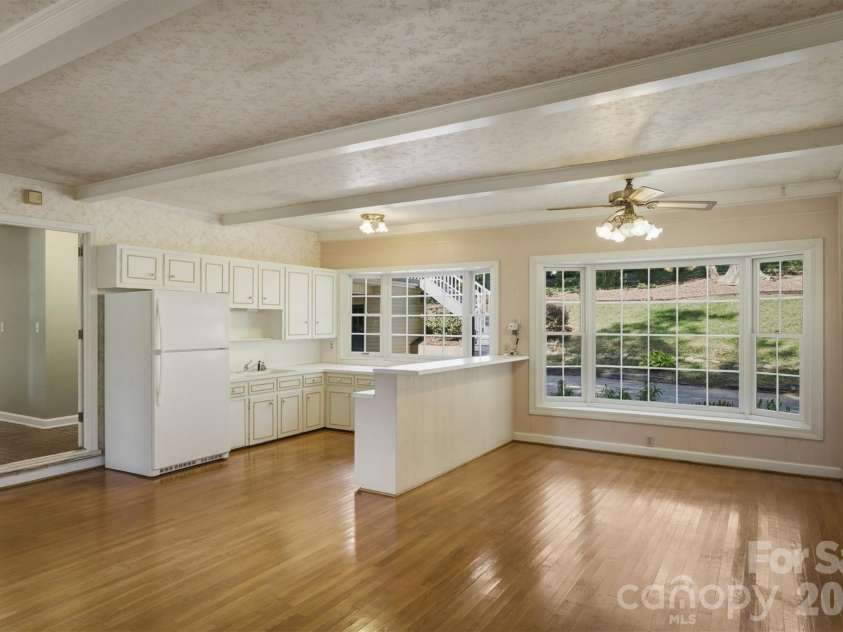 102 Woodland Drive, Morganton, NC 28655.  MLS# CAR4383576, YatesRealty ID 24088. 