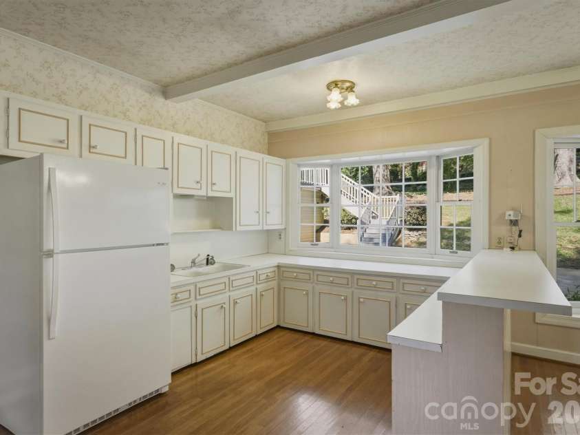 102 Woodland Drive, Morganton, NC 28655.  MLS# CAR4383576, YatesRealty ID 24088. 
