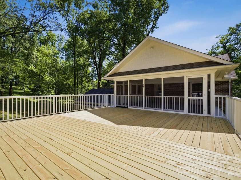 102 Woodland Drive, Morganton, NC 28655.  MLS# CAR4383576, YatesRealty ID 24088. 