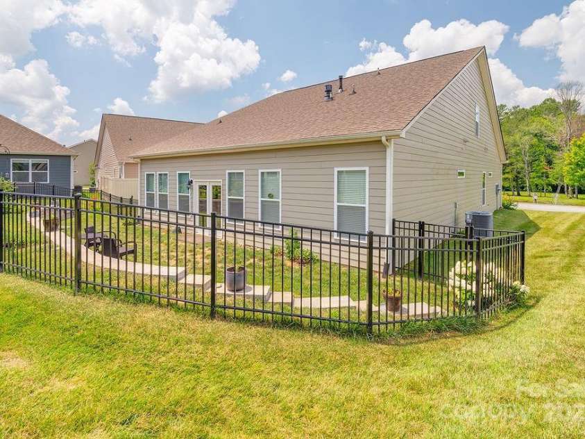 469 Summerfield Place, Flat Rock, NC 28731.  MLS# CAR4275467, YatesRealty ID 24088. 