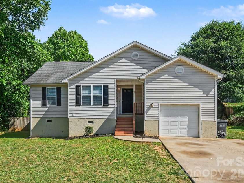 5463 Realtree Lane, Charlotte, NC 28214.  MLS# CAR4382954, YatesRealty ID 24090. 