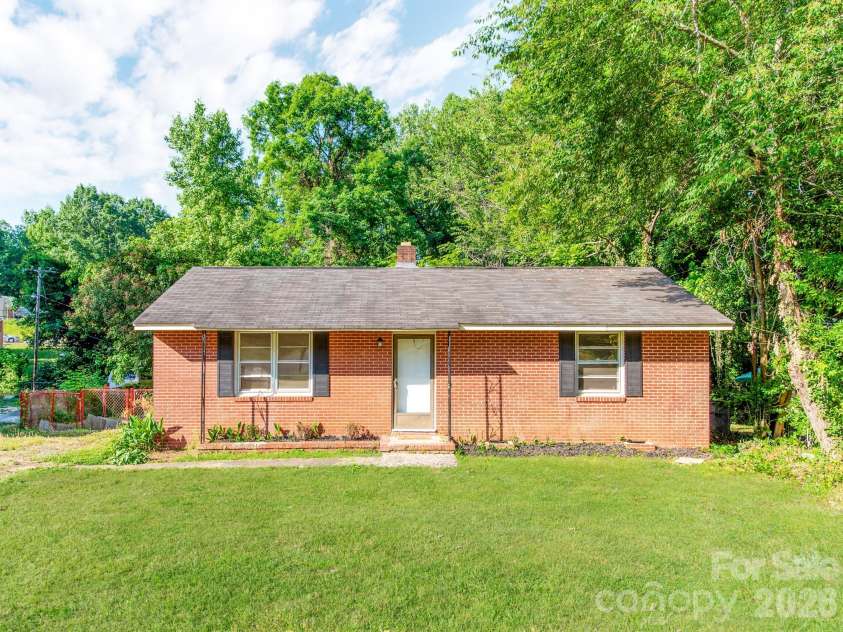 814 Wilbrown Circle, Charlotte, NC 28217.  MLS# CAR4384446, YatesRealty ID 24091. 