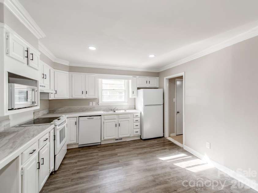 814 Wilbrown Circle, Charlotte, NC 28217.  MLS# CAR4384446, YatesRealty ID 24091. 