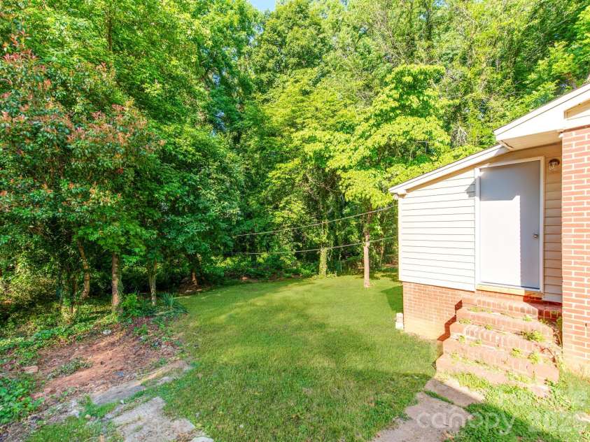 814 Wilbrown Circle, Charlotte, NC 28217.  MLS# CAR4384446, YatesRealty ID 24091. 