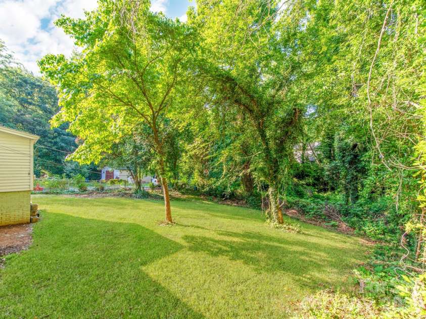 814 Wilbrown Circle, Charlotte, NC 28217.  MLS# CAR4384446, YatesRealty ID 24091. 