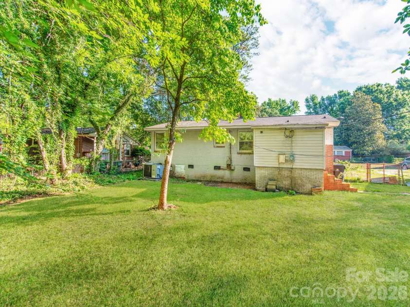 814 Wilbrown Circle, Charlotte, NC 28217.  MLS# CAR4384446, YatesRealty ID 24091. 