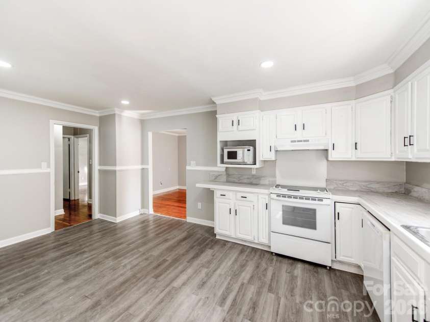 814 Wilbrown Circle, Charlotte, NC 28217.  MLS# CAR4384446, YatesRealty ID 24091. Large Kitchen