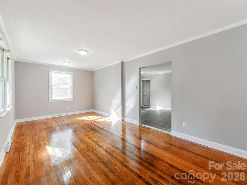 814 Wilbrown Circle, Charlotte, NC 28217.  MLS# CAR4384446, YatesRealty ID 24091. Newly Renovated Home with Updated Hardwood Floors!